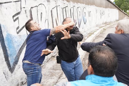 El ministro de seguridad de Buenos Aires, Sergio Berni, fue agredido a golpes y pedradas durante una protesta de colectiveros en General Paz, provincia de Buenos Aires.
