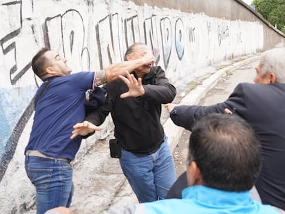 El ministro de seguridad de Buenos Aires, Sergio Berni, es agredido a golpes durante una protesta de colectiveros en la avenida General Paz, provincia de Buenos Aires, el 3 de abril de 2023.