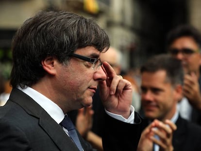 El presidente de la Generalitat, Carles Puigdemont, en una concentración en la plaza de Sant Jaume.