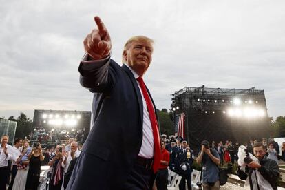 El presidente Donald Trump señala a la multitud que le vitorea durante la celebración del Día de la Independencia.