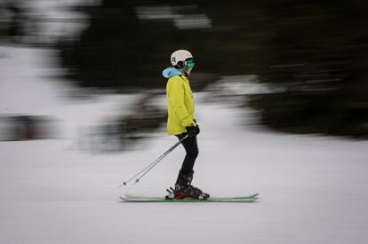 Una esquiadora a Masella.