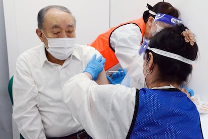 Un hombre es vacunado contra la covid el 14 de abril en Nagoya, en Japón. 