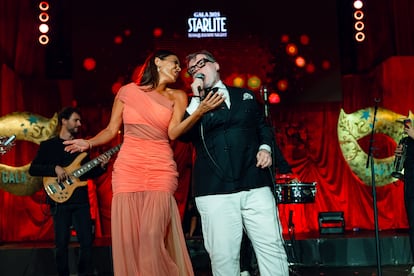 La ex Miss España María José Suárez también acudió al evento en Marbella y se unió en el escenario con el trío sevillano Los Alpresa.