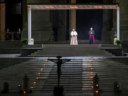 Papa Francisco preside a Vía Crucis diante de uma praça vazia na Basílica de São Pedro.