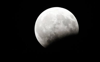 Vista da lua cheia durante o eclipse parcial lunar em Teerã (Irã).