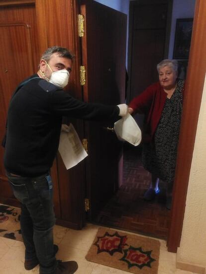 José Manuel Alonso, un trabajador de servicios sociales de Tres Cantos, durante el reparto de comida. AYUNTAMIENTO DE TRES CANTOS