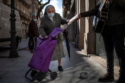 Haciendo suyo el dicho de que “con agua y pan no muere nadie”, regala en cada entrega un poco de conversación a estos ciudadanos, que se muestran agradecidos por ese pequeño gesto, que puede suponer comer ese día.