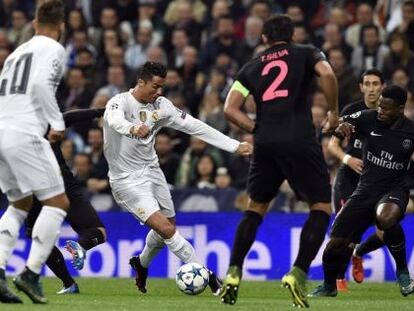 Cristiano Ronaldo realiza passe ante a pressão do PSG