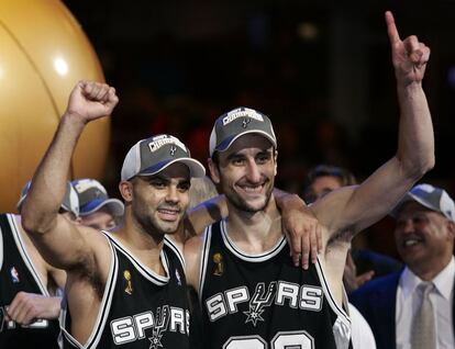 Jugó 16 temporadas en la NBA. Siempre bajo las órdenes de Popovich y con el dorsal 20 de los Spurs. Sumó 17.097 puntos, 4.828 asistencias y 4.571 rebotes en su 1.275 partidos (218 en playoffs). “No hay muchos como Manu Ginóbili, en definitiva, es uno de los mejores de la historia”, opina su compañero Tony Parker (izquierda). En la imagen ambos celebran su cuarto título de la NBA en junio de 2007.