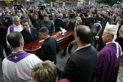 Miles de personas asistieron en Santoña a los funerales por dos de los pescadores del <i>Nuevo Pilín.</i>