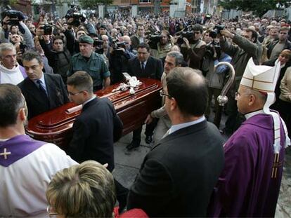 Miles de personas asistieron en Santoña a los funerales por dos de los pescadores del <i>Nuevo Pilín.</i>