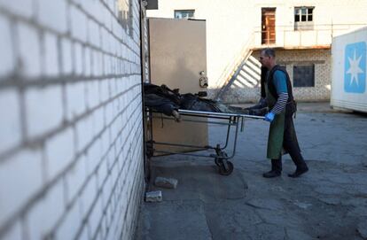 Un trabajador traslada el cuerpo de un civil en una morgue en Mikolaiv, en el sur de Ucrania. Naciones Unidas ha elevado este martes a más de 3,5 millones las personas que han escapado de Ucrania, de las cuales 2,1 millones lo han hecho a Polonia.