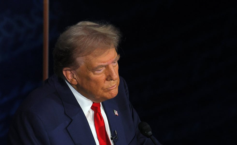 Trump, serio y a la cámara