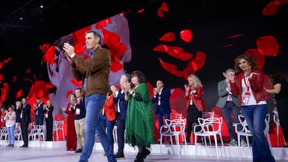 Pedro Sánchez, con la ejecutiva del PSOE en la clausura del 41º Congreso Federal que se celebró la semana pasada en Sevilla.