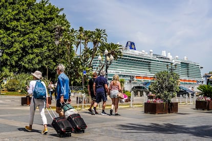 Turistas del crucero anclado en el puerto de Cádiz el 27 de marzo de 2023.