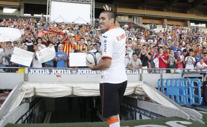 Romeu, en su acto de presentaci&oacute;n con el Valencia