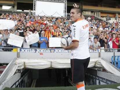 Romeu, en su acto de presentaci&oacute;n con el Valencia