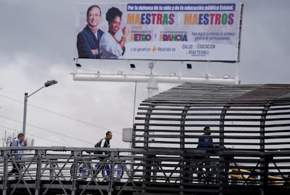 Cartel de campaña del entonces candidato presidencial Gustavo Petro y Francia Márquez, en Soacha (Colombia), en 2022.