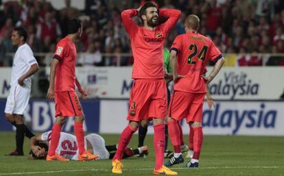 Piqu&eacute; se lamenta tras una jugada. 