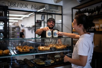 Paula López Montero en el vecino Obrador Abantos, que las nutre de algunos productos para sus helados, como galletas y bollos.