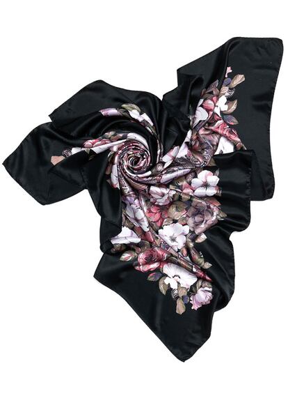 Foulard de Uterqüe (79,95 euros).