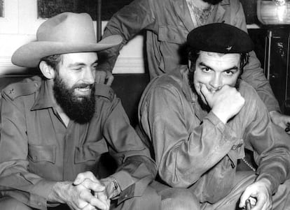 O comandante revolucionário cubano Camilo Cienfuegos (à esquerda) e o comandante Ernesto Guevara em Havana (Cuba) em 1959.