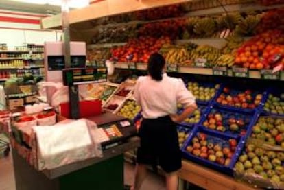 Una empleada de un supermercado. EFE/Archivo
