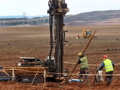 Trabajadores sondean el terreno donde se instalará el almacén nuclear, a las afueras de Villar de Cañas.