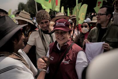 Gloria Inés Ramírez, ministra del Trabajo y Juan David Correa, ministro de Cultura, durante la marcha de este miércoles.