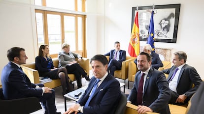 Los líderes europeos en la reunión extraordinaria del Consejo Europeo, en Bruselas el 21 de febrero.