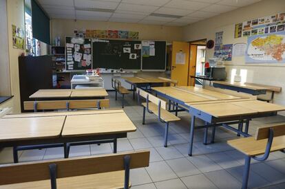 Vista d'una aula buida en una escola de Brussel·les.