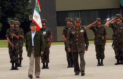 Felipe Calderón se viste de militar en Michoacán.
