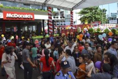 Cientos de vietnamitas soportaron hoy colas de más de una hora para probar la comida del primer establecimiento McDonald's abierto en el país asiático, inaugurado hoy en Ho Chi Minh (antigua Saigón).