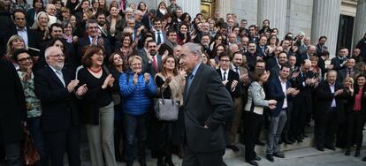 Alfonso guerra es recibido por sus compañeros en la escalinata del Congreso de los Diputados en su último dia como diputado.