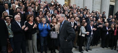 Alfonso guerra es recibido por sus compañeros en la escalinata del Congreso de los Diputados en su último dia como diputado.