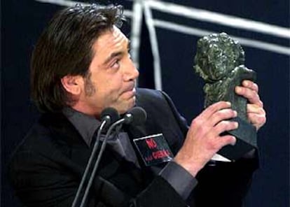 El actor Javier Bardem muestra su trofeo tras recibir el Goya al Mejor Actor Protagonista por su trabajo en <i>Los lunes al sol</i> y pidió a los gobernantes que "escuchen al pueblo".