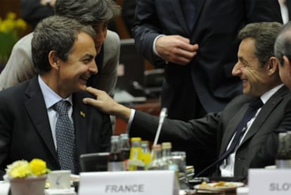 El presidente del Gobierno, José Luis Rodríguez Zapatero, y el mandatario francés, Nicolas Sarkozy, ayer durante el Consejo Europeo.