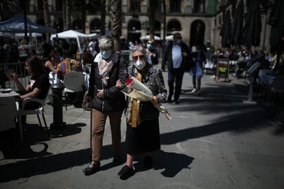 Los nuevos espacios habilitados este año han tenido buena acogida. Por la plaza Reial (en la imagen) ya habían pasado 23.000 personas a la una de la tarde, en una estampa nada habitual, con terrazas de bares y restaurantes en los laterales llenas y ríos de personas —el aforo máximo era de 650 personas simultáneamente— paseando entre los puestos de libros y rosas.