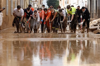 Voluntarios colaboran en las labores de limpieza de Massanassa (Valencia) este jueves.