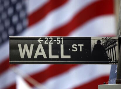 Señal que indica la dirección de Wall Street, a las afuertas de la Bolsa de Nueva York.