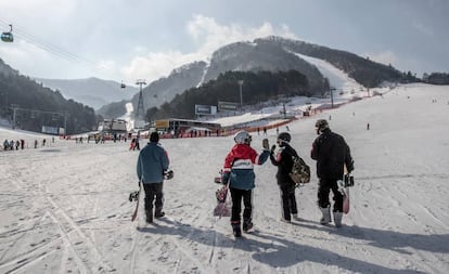 'Snowboarders' en la estación de esquí de Alpensia, sede de los Juegos Olímpicos de invierno de Pyeongchang 2018, en Corea del Sur.