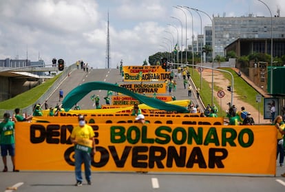 "Deixe Bolsonaro governar", pedem manifestantes em faixas no ato deste domingo, em Brasília.