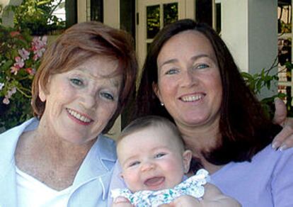 Betty Bullock, a la izquierda, junto a su hija Jodie y su nieta Jacqueline.