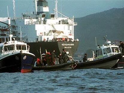 Lanchas de la policía gibraltareña junto al buque <i>Vemamagna,</i> objeto de la protesta ecologista de Greenpeace.