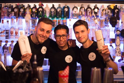 Santi Dorado, Wilmer Yajamin y Max Vázquez. Dorado y Vázquez comenzaron haciendo colaboraciones como 'bartenders' en Mezcaloteca. Imagen proporcionada por Grupo Entre Compas.