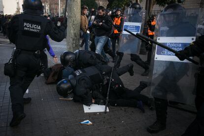 Agentes se abalanzan sobre un manifestante en las Drassanes.