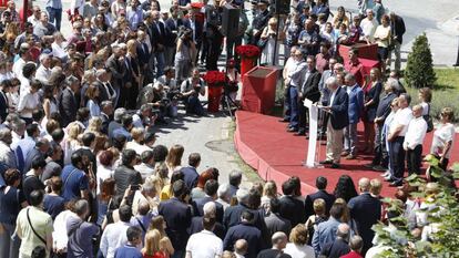 Los asistentes al homenaje celebrado en Ermua con motivo del XX aniversario del asesinato de Miguel Ángel Blanco.