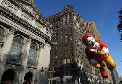 El mayor símbolo de la comida rápida estadounidense no ha podido faltar. En la imagen, el globo del Ronald McDonald sobrevuela la multitud que participaba del desfile.