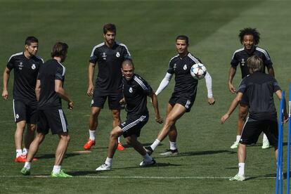 Algunos jugadores del Madrid durante la sesión del martes en Valdebebas.