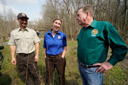 Martha Williams Director of the U.S. Fish and Wildlife Service, center, talks with Jimmy Laurent, regional energy coordinator for U.S. Fish and Wildlife, left, and Thomas Harris, Secretary for the Louisiana Department of Natural Resources